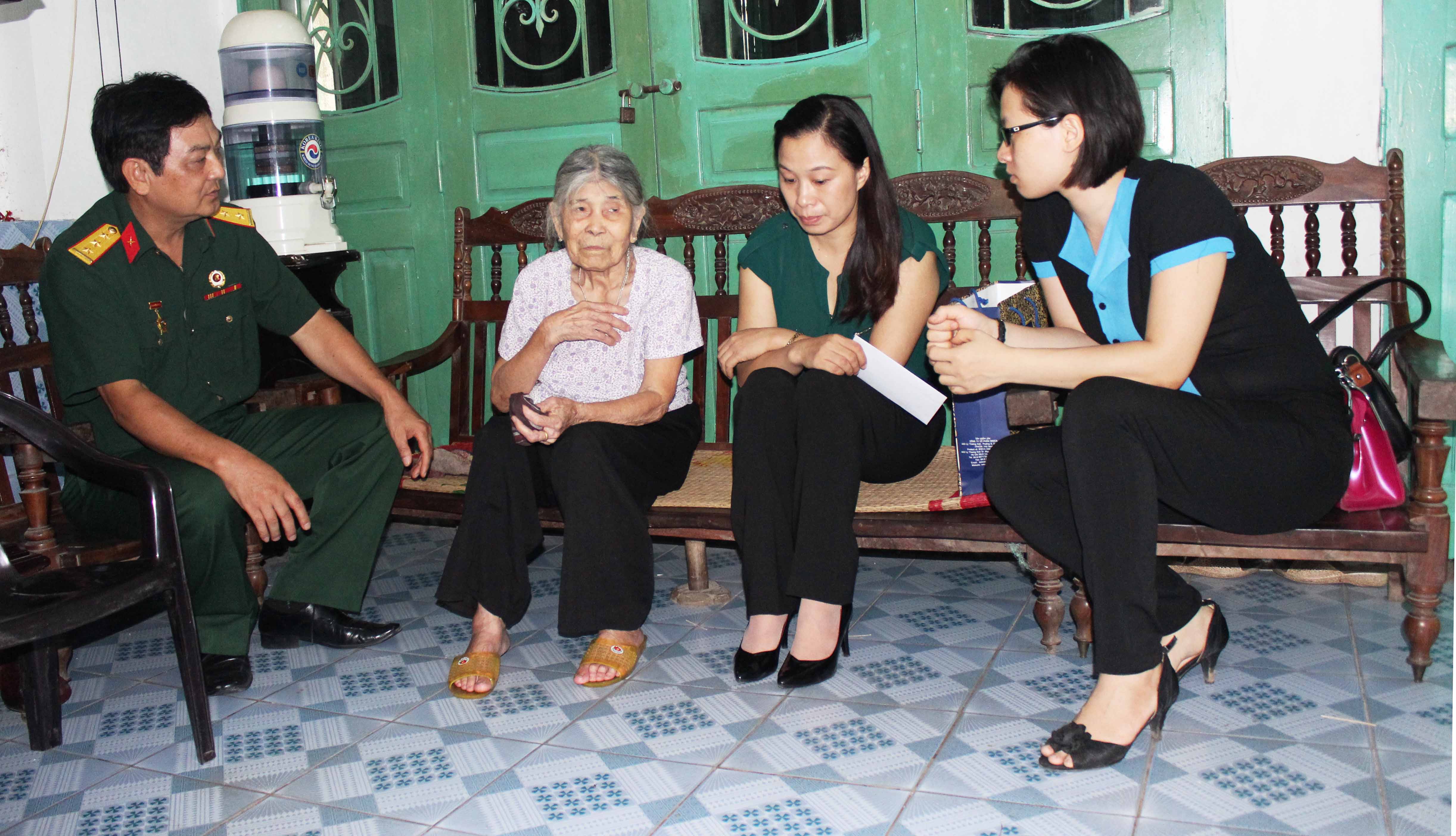 Sở Khoa học và Công nghệ đi thăm và tặng quà các gia đình chính sách